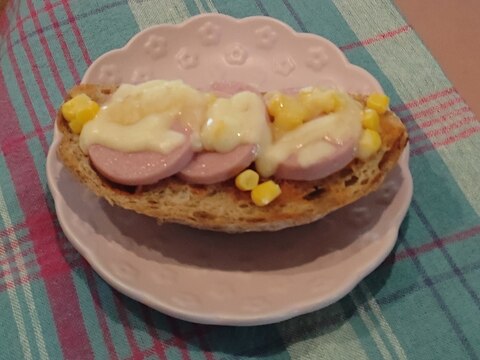 ポークソーセージとコーンのピザトースト